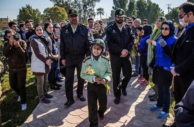 یزدفردا : پلیس کودک سرطانی را به آروزی پلیس شدن رساند