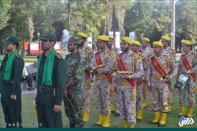 گزارش تصویری :اهتزاز پرچم متبرک حرم رضوی درمیدان امام رضا (ع) یزد