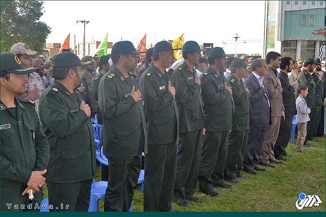 گزارش تصویری :اهتزاز پرچم متبرک حرم رضوی درمیدان امام رضا (ع) یزد