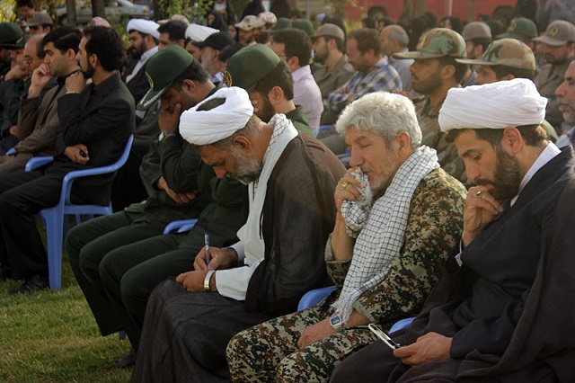 گزارش تصویری :اهتزاز پرچم متبرک حرم رضوی درمیدان امام رضا (ع) یزد