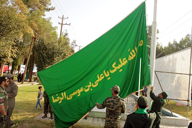 گزارش تصویری :اهتزاز پرچم متبرک حرم رضوی درمیدان امام رضا (ع) یزد