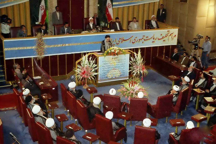 یزد فردا: مراسم تحلیف  آیت&zwnj;الله هاشمی&zwnj;رفسنجانی رئیس&zwnj;جمهوری ایران