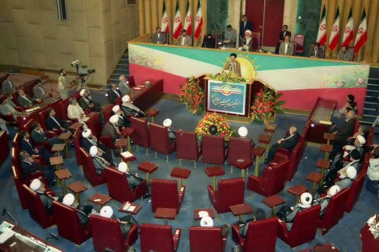 یزد فردا: مراسم تحلیف  آیت&zwnj;الله هاشمی&zwnj;رفسنجانی رئیس&zwnj;جمهوری ایران