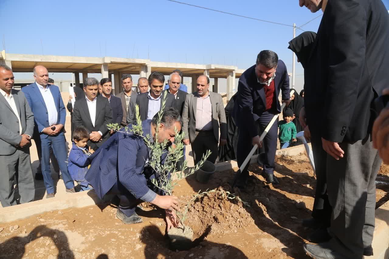 http://www.yazdfarda.com/media/news_gal/photo_%DB%B2%DB%B0%DB%B2%DB%B3-%DB%B1%DB%B2-%DB%B0%DB%B3_%DB%B1%DB%B5-%DB%B2%DB%B7-%DB%B2%DB%B1.jpg