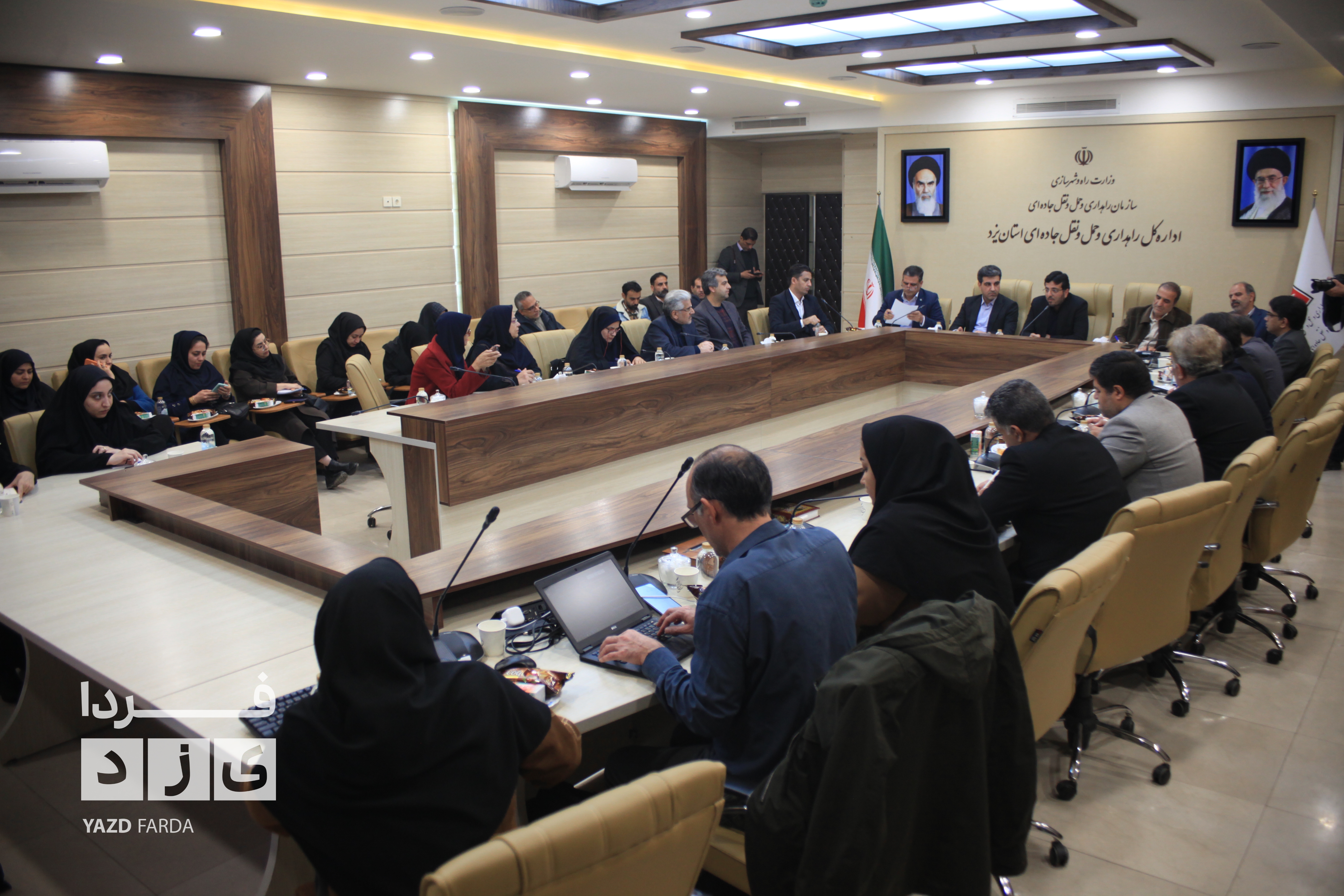 نشست خبری مدیرکل راه و شهرسازی و مدیران دستگاه‌های متولی حمل و نقل استان یزد