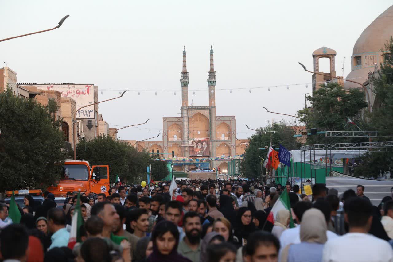 برگزاری پیاده راه خیابان قیام با حضور بیش از ۶۰ موکب فرهنگی و پذیرایی در یزد