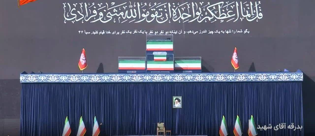 ببینید| قرار گیری پیکر رهبر شهید و خانواده ایشان در جایگاه وداع در مصلی امام خمینی(ره)