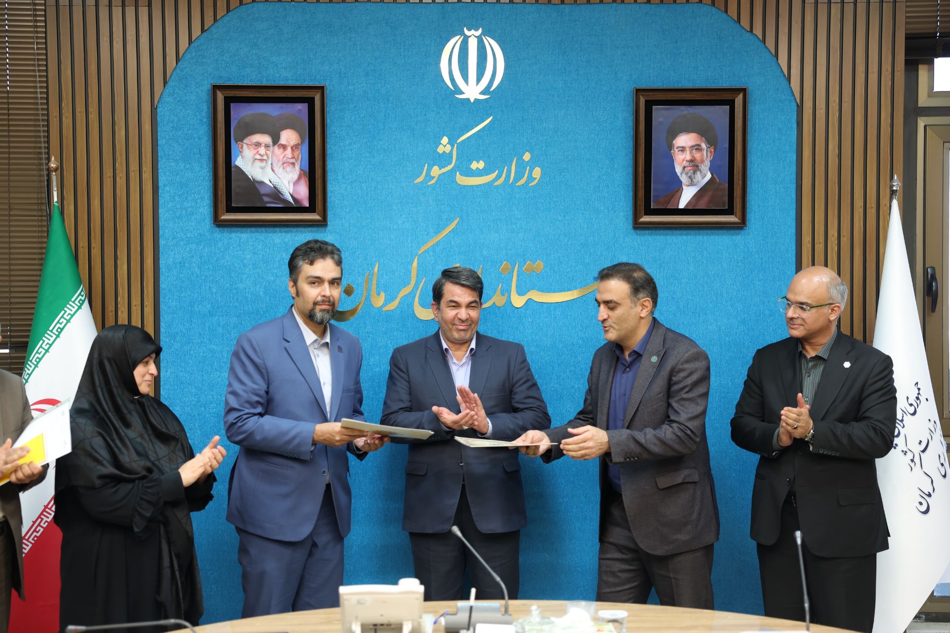 تأکید استاندار کرمان بر گسترش همکاریهای یزد و کرمان در حوزه اقتصاد دانشبنیان تأکید استاندار کرمان بر گسترش همکاریهای یزد و کرمان در حوزه اقتصاد دانشبنیان