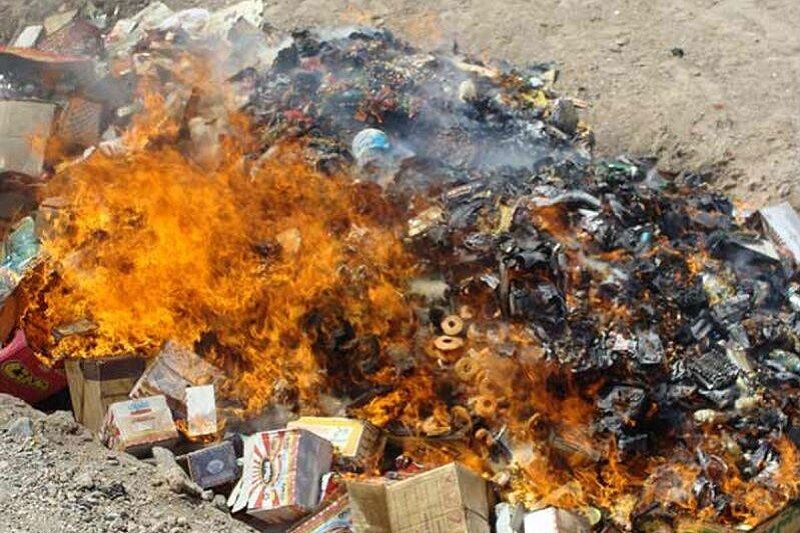 معدوم سازی ۱۳ تن مواد غذایی ناسالم در یزد معدوم سازی ۱۳ تن مواد غذایی ناسالم در یزد