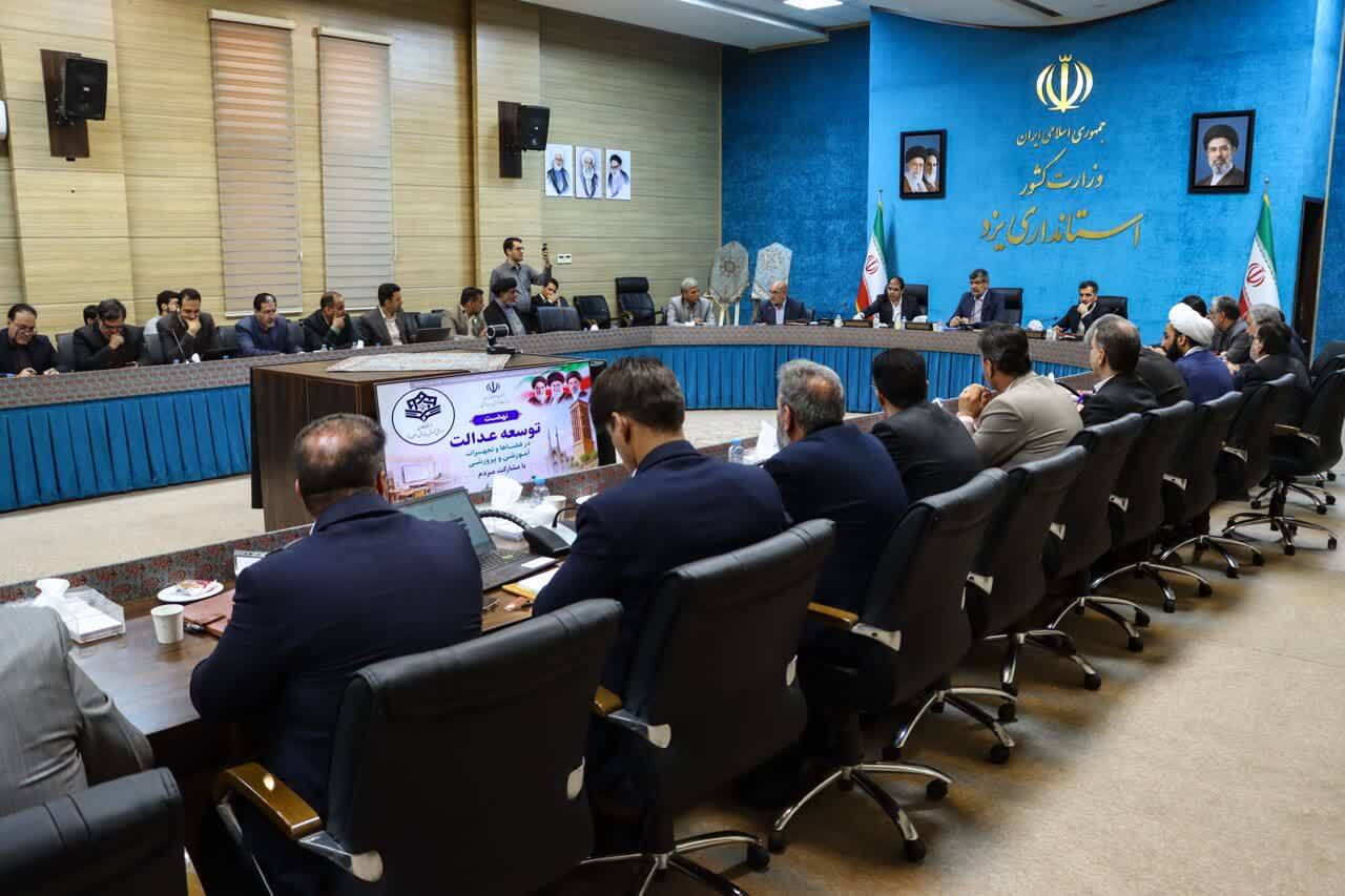 تأکید استاندار یزد بر حل مشکلات فرهنگیان و ساماندهی سرویس مدارس