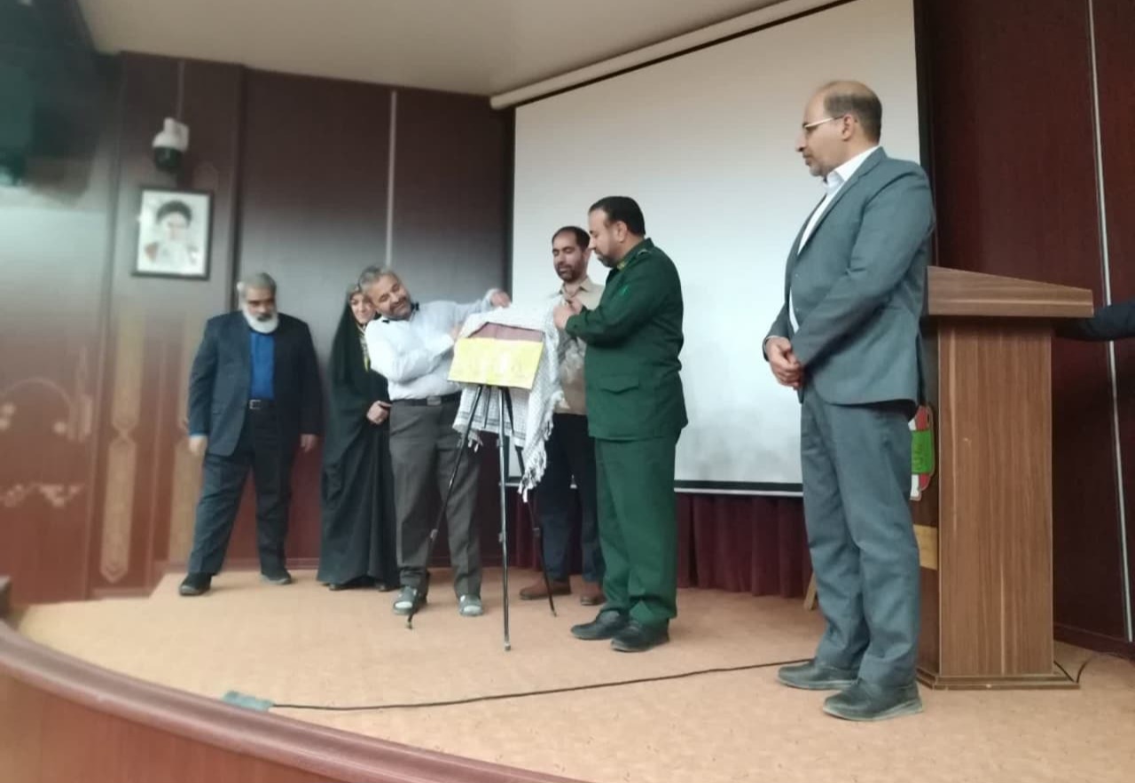رونمایی از کتاب طنز آزادگان یزدی در همایش دیده بان صبح