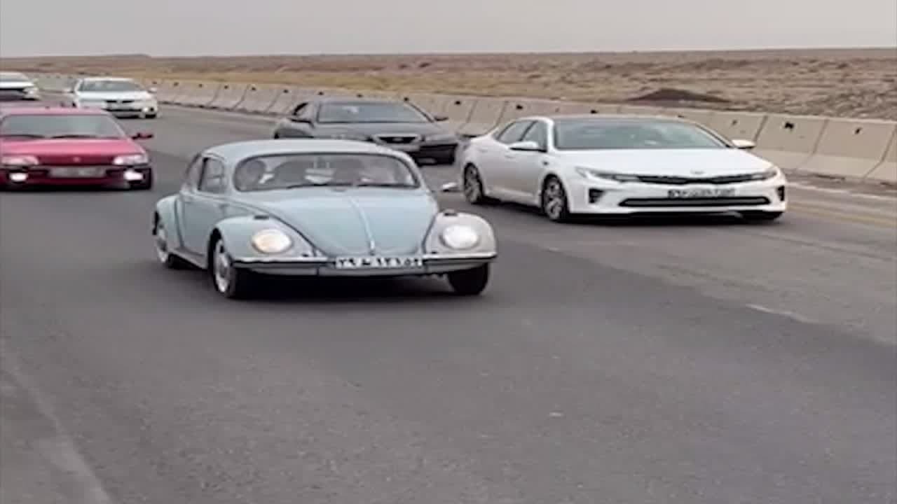 صف آرایی خودرو‌های قدیمی در شهر یزد