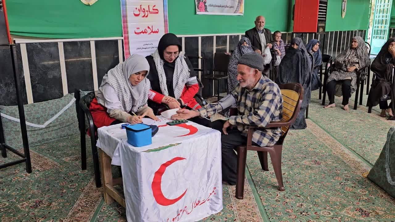 اعزام کاروان سلامت جمعیت هلال احمر به روستای هامانه در دهستان کذاب