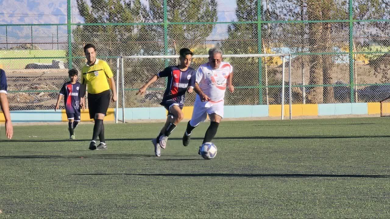 رقابت پدران و پسران بافقی در مسابقه فوتبال