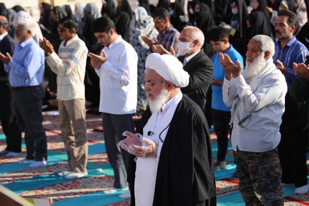 اقامه نماز عید سعید فطر به امامت آیت الله ناصری در امامزاده سیدجعفر محمد (ع) یزد
