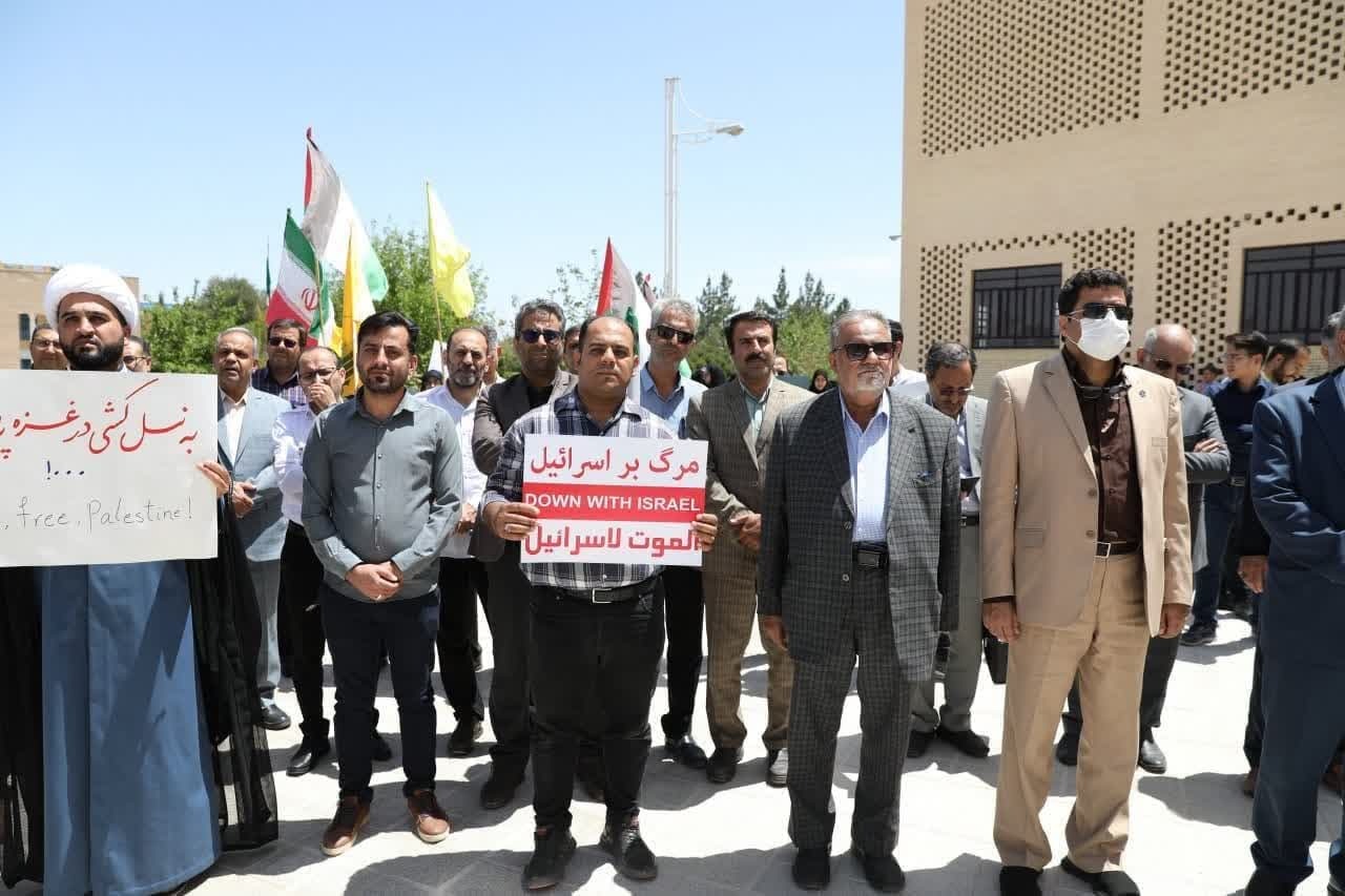 تجمع اساتید و دانشجویان دانشگاه علوم پزشکی یزد در حمایت از خیزش دانشجویان آمریکا