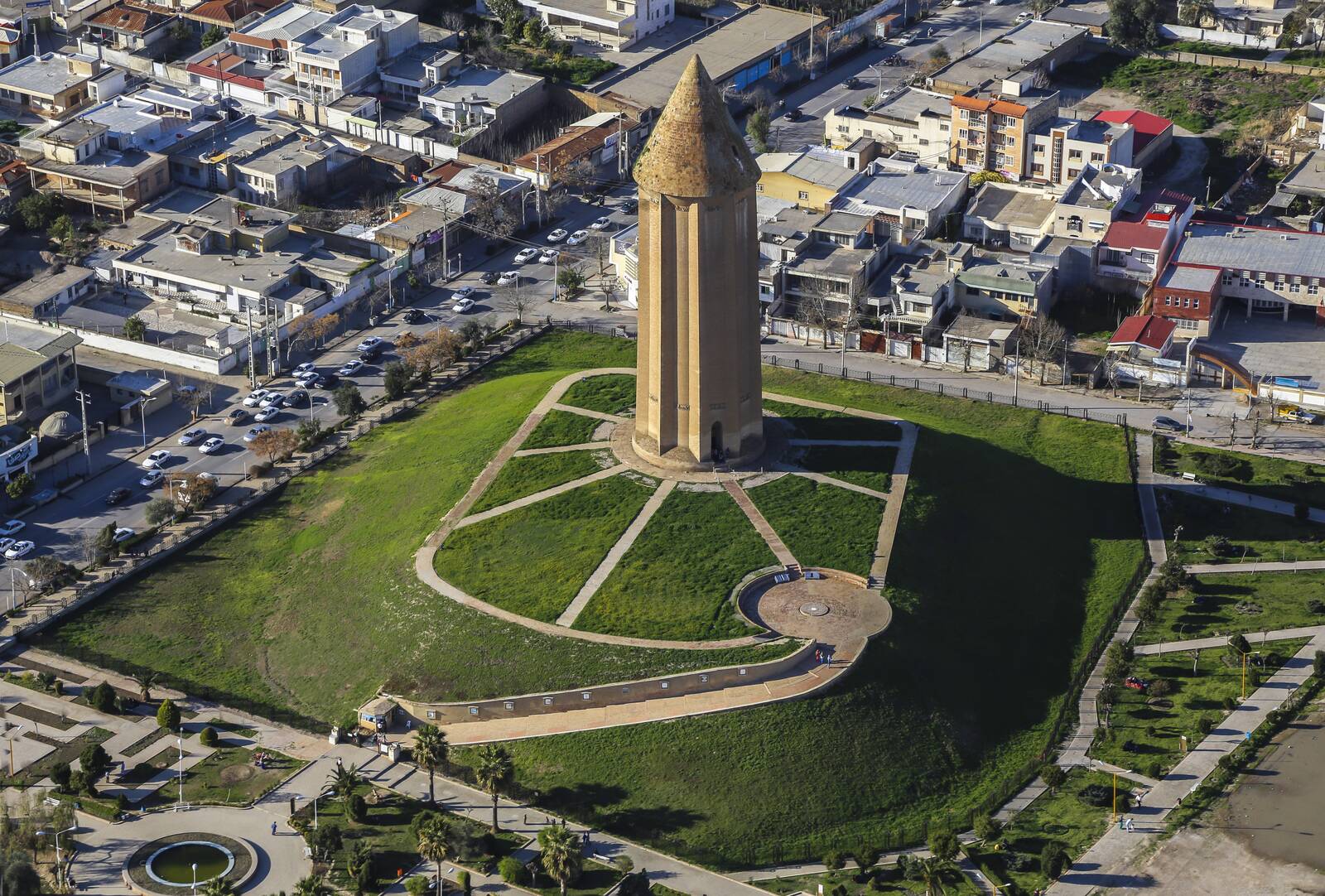 برج گنبد کاووس؛ جاذبه‌ای تماشایی در گلستان زیبا