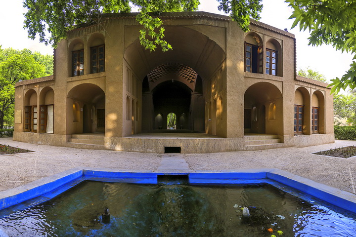 باغ‌گردی در باغ پهلوان پور یزد