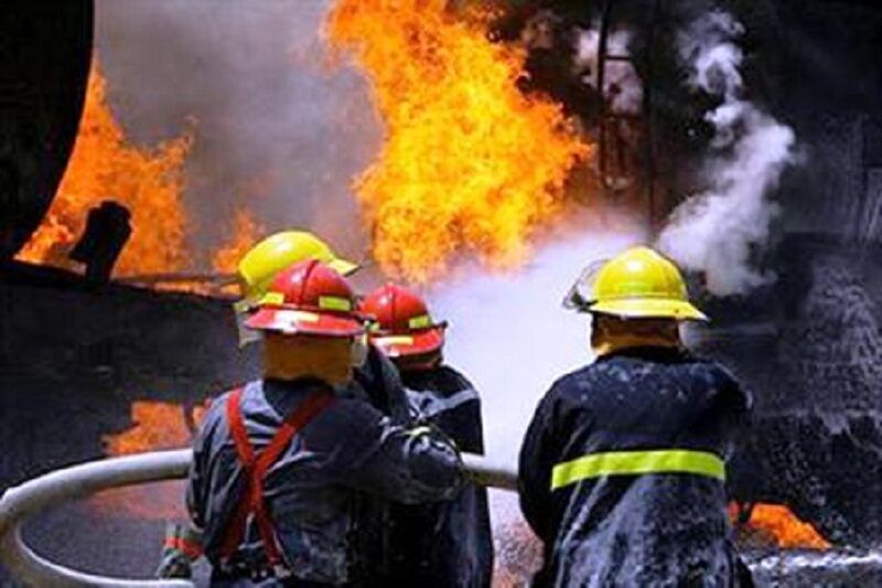 آتش سوزی گسترده کارخانه موکت در مهریز/اتش زبان و شایعه به آتش گرفتگان نزنید