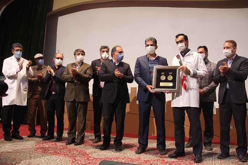 تکواندوکار یزدی ۲ مدال جهانی خود را به کادر درمان اهدا کرد