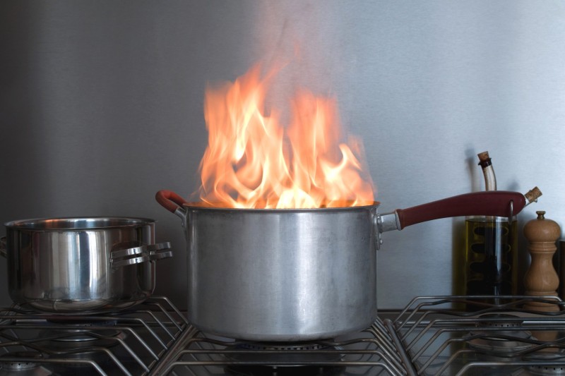 فیلم| راه کاری برای خاموش کردن روغن داغ شعله‌ور شده هنگام آشپزی