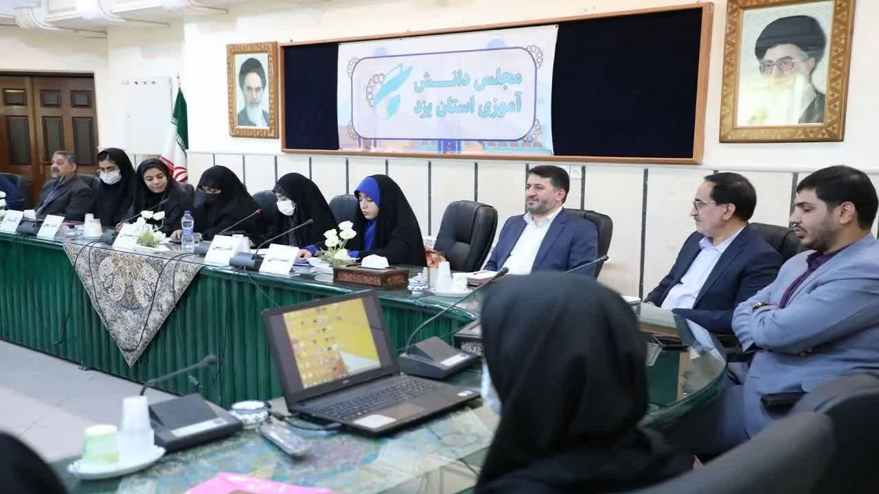 دانش‌آموز باید سیاسی باشد