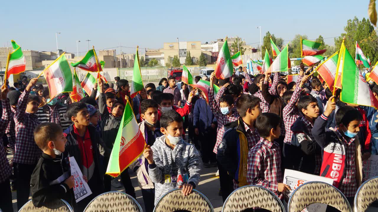 دانش آموزان، آینده سازان کشور هستند