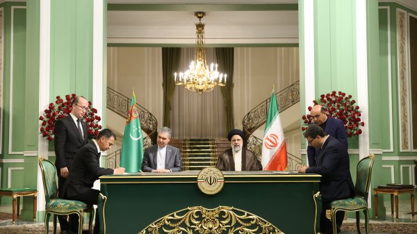 امضای ۵ سند همکاری میان تهران و عشق‌آباد
