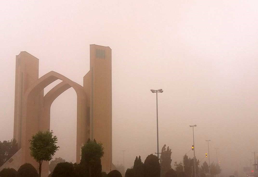 آسمان یزد غبار آلود می شود