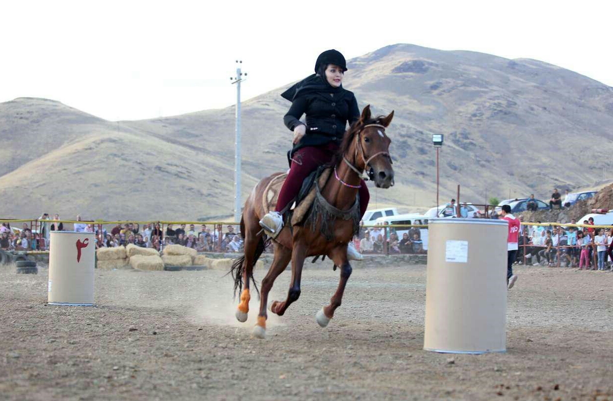 از اسب سواری بانوان در میبد جلوگیری شد