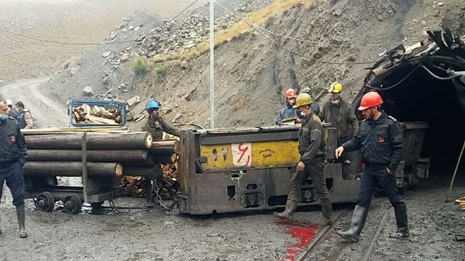 علت انفجار در معدن طزره مشخص شد/ پیکر هر ۶ کارگر محبوس در عمق ۷۰۰ متری این معدن کشف شد