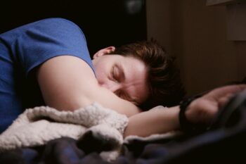 مطالعه جدید: خواب بی‌کیفیت می‌تواند باعث نابینایی شود