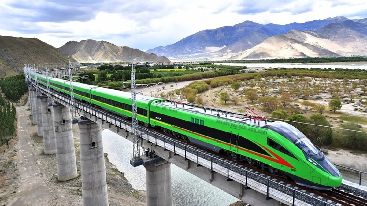 فیلم| سرعت حیرت انگیز قطار‌ها در چین