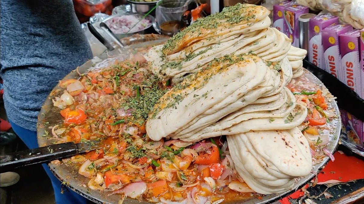 فیلم| غذای خیابانی در هند؛ پخت چوله کولچه با نخود، گوجه و پیاز