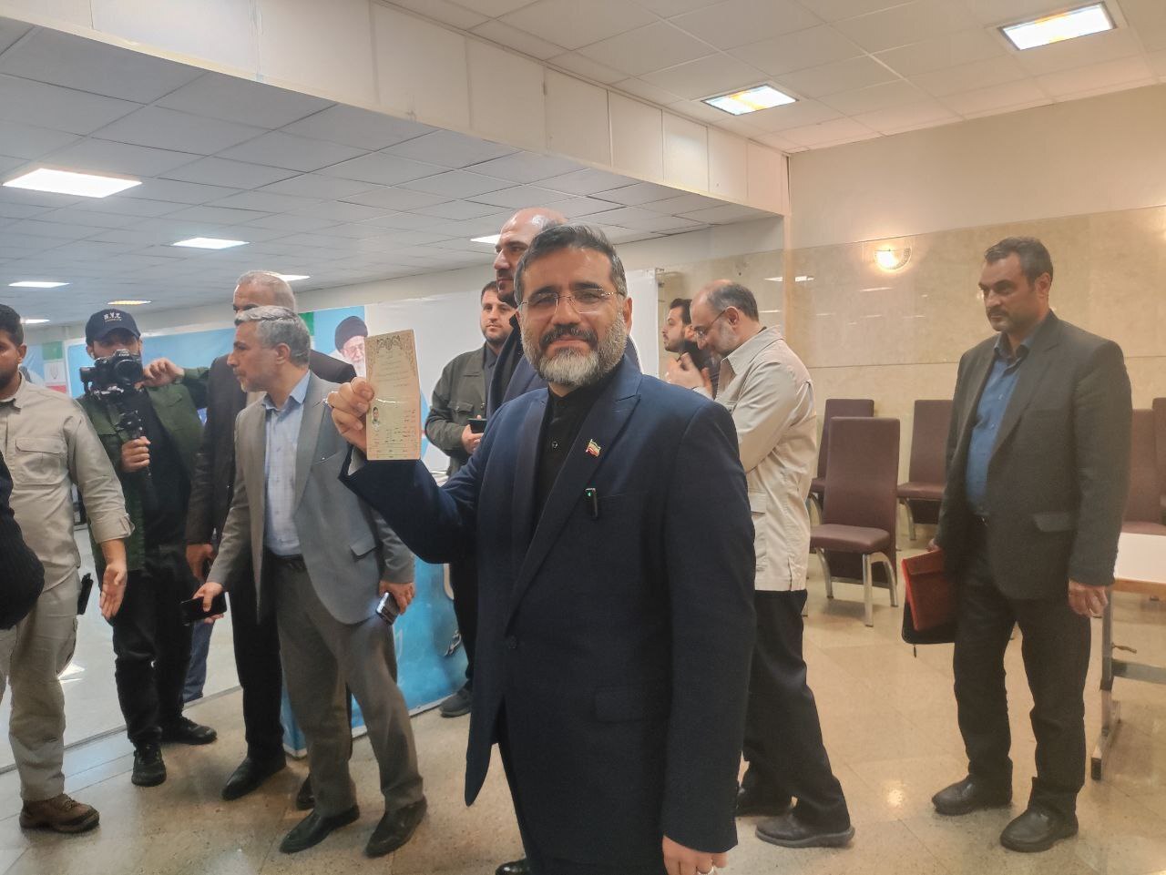 فیلم| محمد مهدی اسماعیلی، وزیر فرهنگ و ارشاد اسلامی ثبت نام کرد