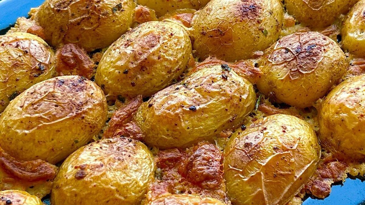 فیلم| طرز تهیه سیب زمینی تنوری در فر به یک روش متفاوت