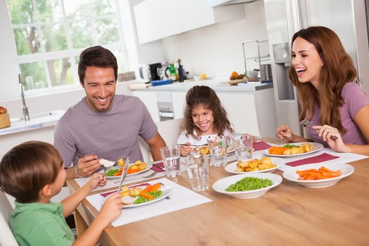 کدام والدین فرزندان شاد تربیت می‌کنند؟