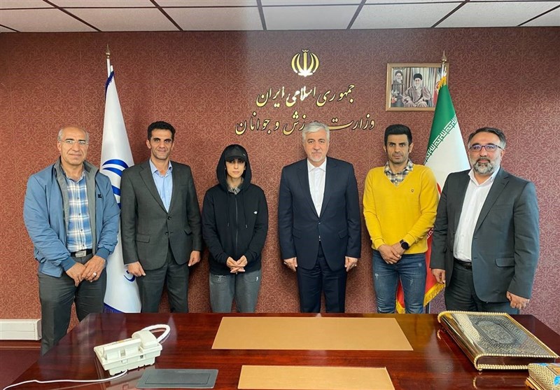 «الناز رکابی» عضو صخره تیم ملی نوردی  ایران با وزیر ورزش دیدار کرد