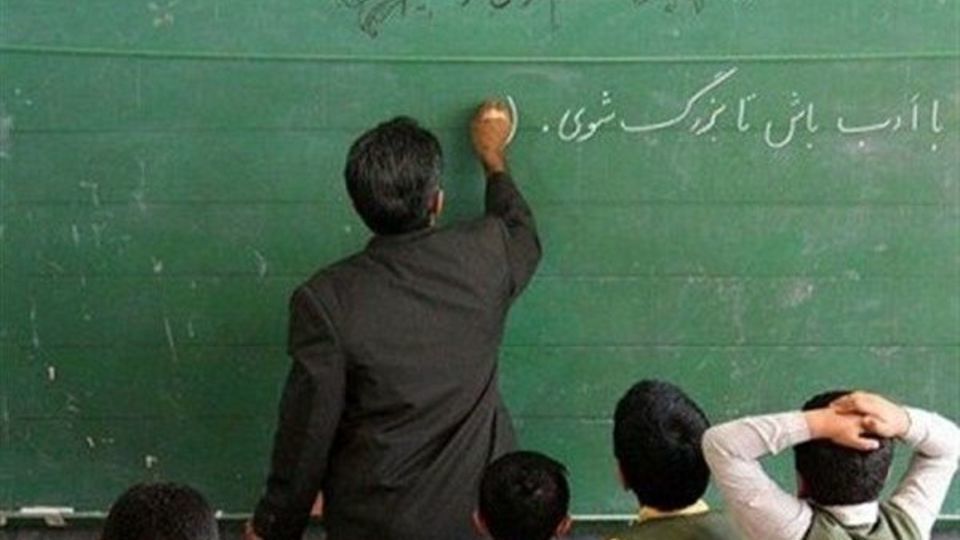 آنکه وامدار معلّم نیست، کیست؟!