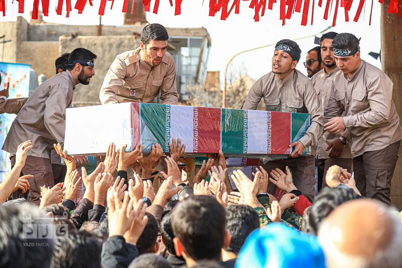 تشییع پیکر مطهر 15 شهید تازه تفحص شده بر روی دستان مردم یزد