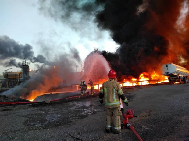 وقوع آتش سوزی گسترده در کارخانه‌ای در مهریز/مهار آتش پس از ۳ ساعت