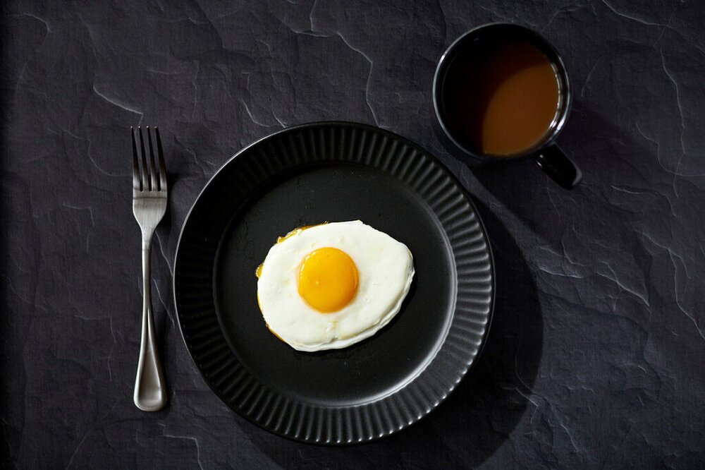 چرا نباید صبح‌ها همراه قهوه یا چای خود تخم مرغ بخورید؟