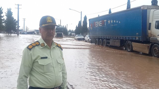 هشدار پلیس زرند درباره لغزنده بودن و آبگرفتگی خیابان‌ها و جاده‌ها/ سفر غیرضروری نروید