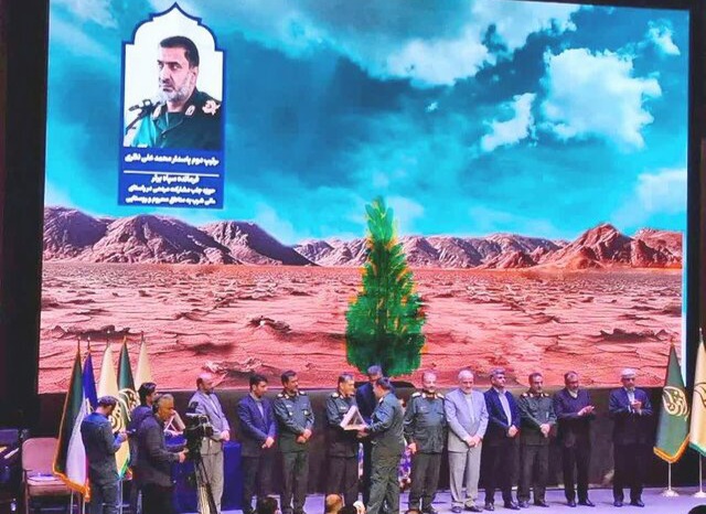 اهدای نشان ملی فردوس به فرمانده سپاه ثارالله کرمان در حوزه محرومیت‌زدایی