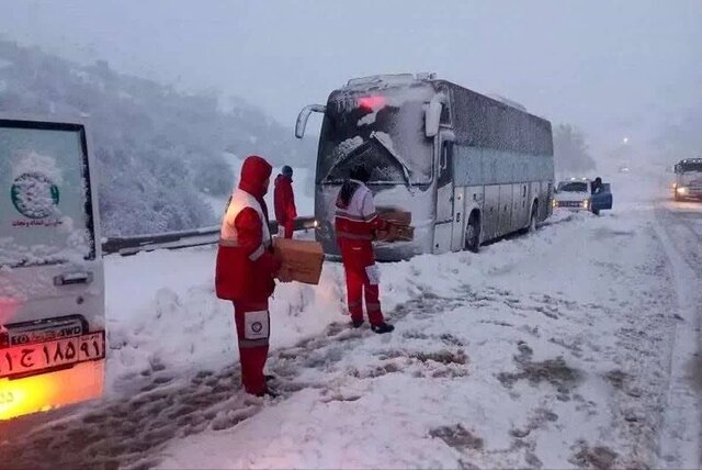 راهداری رفسنجان در آمادهباش/ بازگشایی مسیرها و کمکرسانی به خودروهای گرفتار در برف