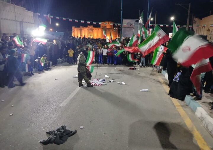 اجرای تئاتر خیابانی «کوله بهشتی» توسط توانخواه مهریزی به یاد دانش‌آموزان شهید میناب