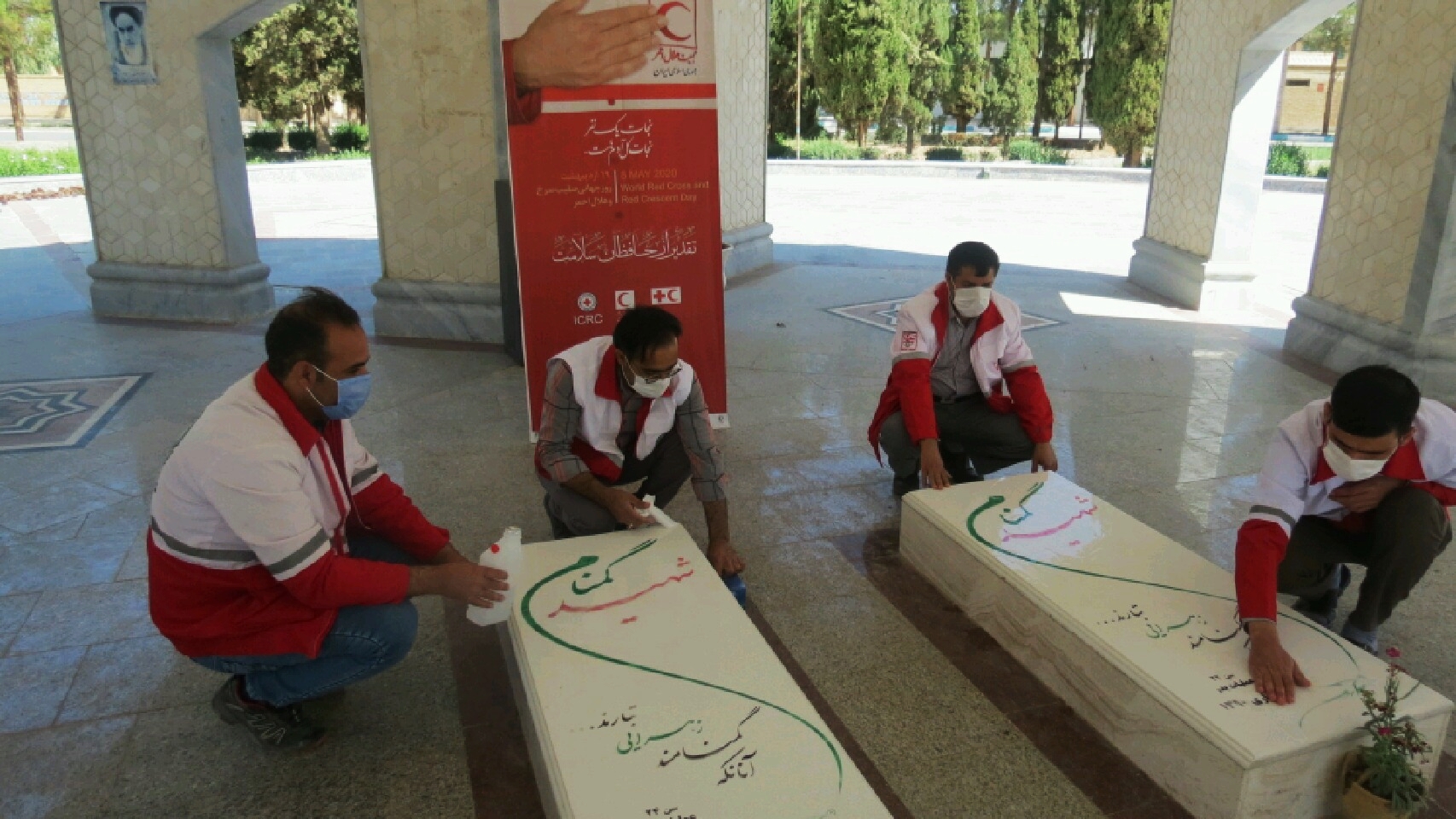 داوطلبان هلال احمر بهاباد قبور شهدای گمنام را گلباران کردند
