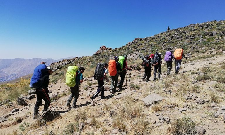صعود کوهنوردان استان یزد به بلندترین قله شهرستان ابرکوه