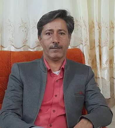 دهیار روستای احمد آباد شهرستان خاتم،  زمینه مشارکت حداکثری مردم روستا را در انتخابات فراهم می کنیم