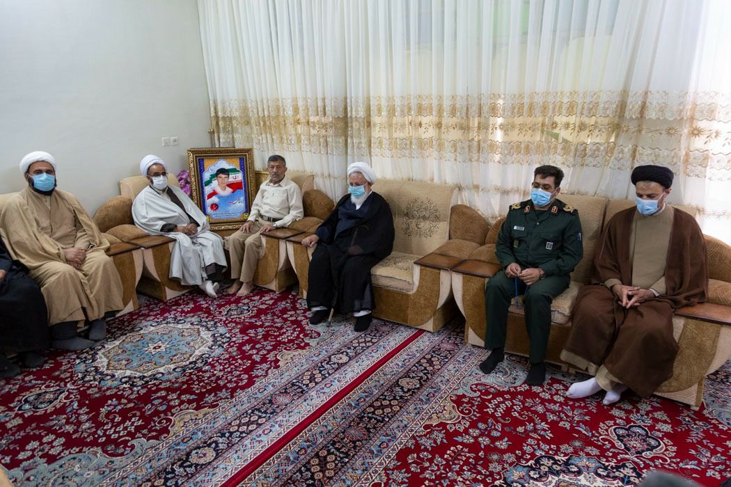 دیدار امام جمعه یزد با خانواده ۳ روحانی شهید